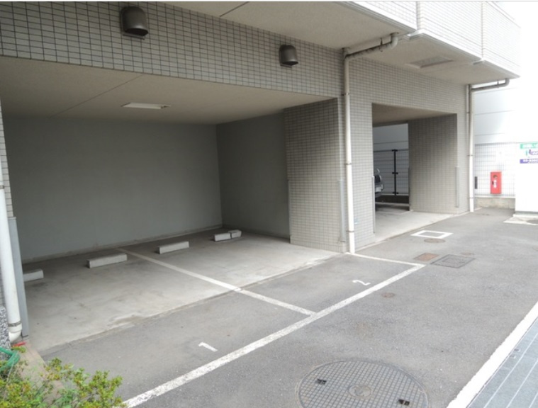 グレース東神田の駐車場
