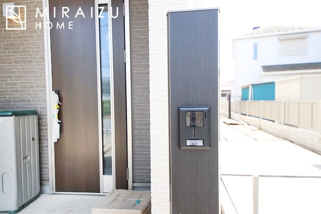 【玄関】 | いってきます♪ただいま♪明るい声が聞こえてきそうな玄関。ナチュラルなカラーがとても清潔感のある造りです♪