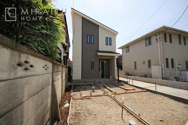 【外観】 | 青く澄み渡った綺麗な空と、陽の光をたっぷりと受ける、そんな新築住宅で新生活をスタートしてみませんか？見学・ご相談等、ミライズホーム(株)までお気軽にご連絡下さい。