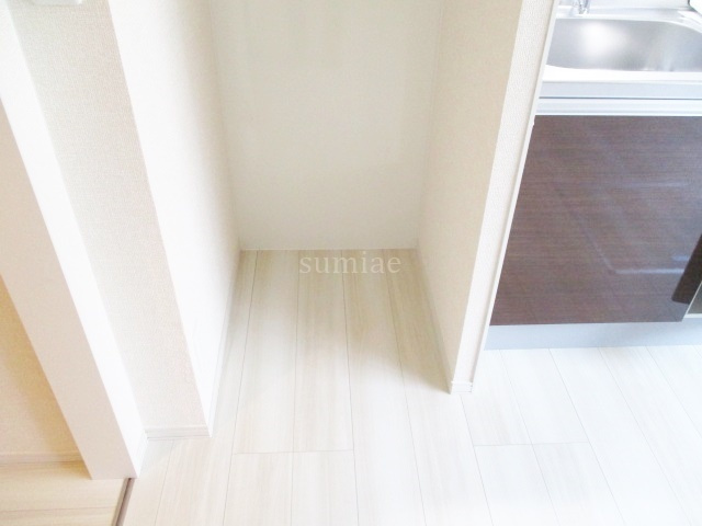 アルビネス東十条のキッチン|キッチン横に冷蔵庫置き場です☆