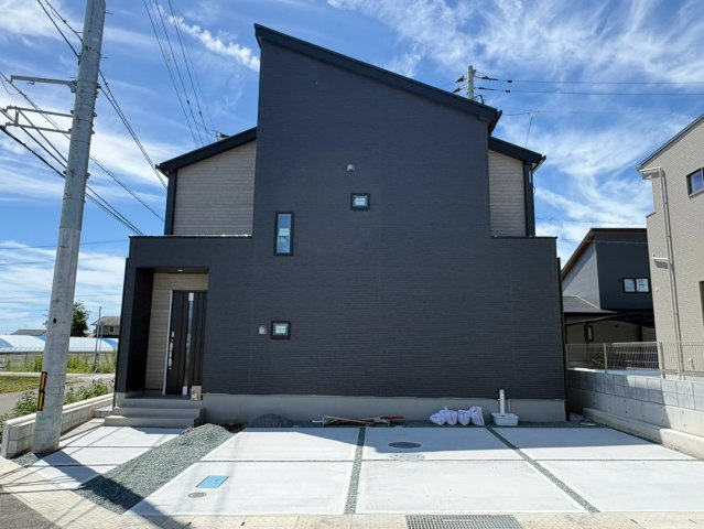 「三方向角地で日当たり良し」香南市野市町西野6期1棟　新築一戸建ての外観|8/19撮影。外観完成しました！只今内装工事中です。