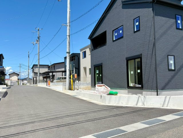 「三方向角地で日当たり良し」香南市野市町西野6期1棟　新築一戸建ての前面道路含む現地写真|8/19撮影。