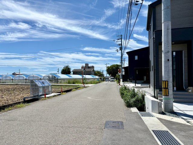 「三方向角地で日当たり良し」香南市野市町西野6期1棟　新築一戸建ての前面道路含む現地写真|8/19撮影。