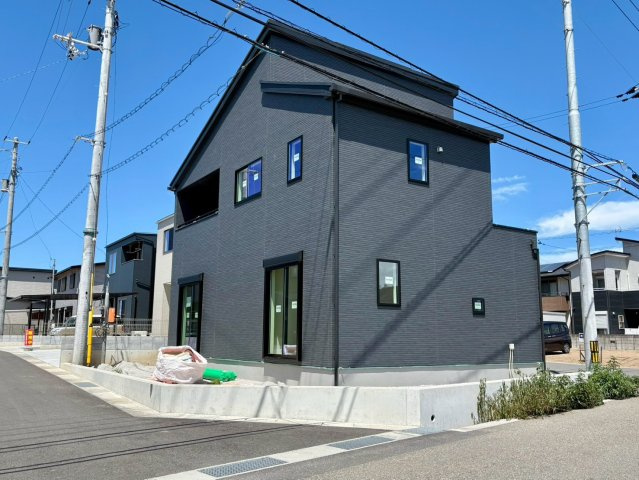 「三方向角地で日当たり良し」香南市野市町西野6期1棟　新築一戸建ての外観|8/19撮影。