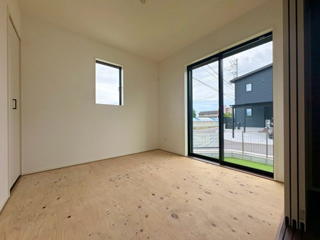 「三方向角地で日当たり良し」香南市野市町西野6期1棟　新築一戸建ての和室|陽当たり良好な和室スペース。お子様の遊び場や客間、寛ぎスペースとして多用途に活躍します！
