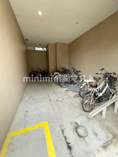 アリス・マナーガーデン谷町の駐車場