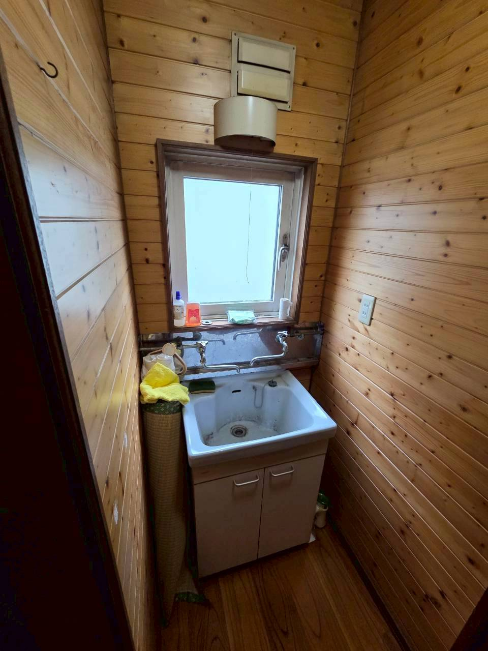 宝町6-9　中古住宅の独立洗面台|1階トイレ横洗面化粧台