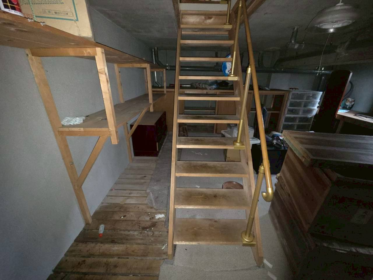 宝町6-9　中古住宅の内装|地下室へ