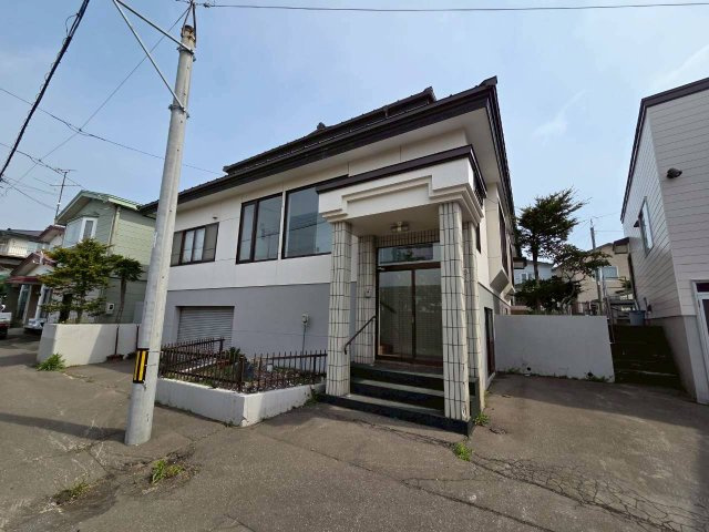 宝町6-9　中古住宅の外観|駐車場4台可（ガレージ2台含む）