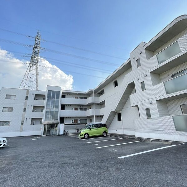 ホワイトホークの駐車場