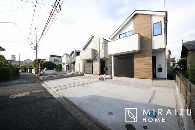 【外観】 | 青く澄み渡った綺麗な空と、陽の光をたっぷりと受ける、そんな新築住宅で新生活をスタートしてみませんか？見学・ご相談等、ミライズホーム(株)までお気軽にご連絡下さい。