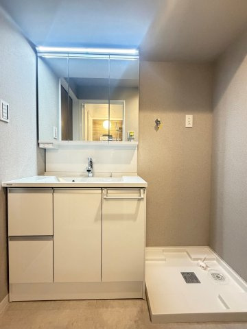 朝日プラザ梅田東パートⅠの洗面所|明るい洗面所です