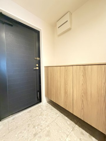 カーサ東園田の玄関|収納もある玄関です
