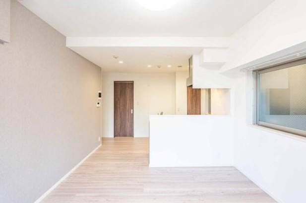 【居間・リビング】 | リヴェール池袋 | 居心地のいい暮らしには欠かせない眩い採光。ゆったりとした幅の窓からこの空間に降り注ぐ採光が絶えません。