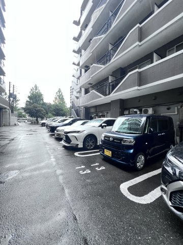 エステートモア・平尾公園通りの駐車場