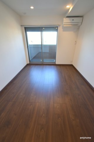 プルメリア江坂　仲介手数料無料の居間・リビング