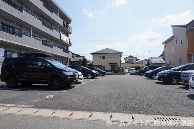 熊本市南区出仲間４丁目の賃貸マンションの駐車場