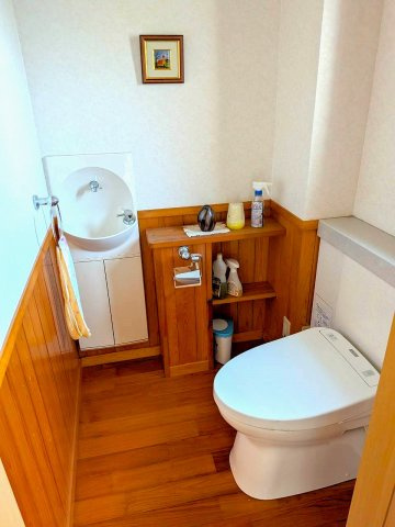 茨城県水戸市赤塚2丁目　中古戸建のトイレ|１階トイレ　広くて使いやすい