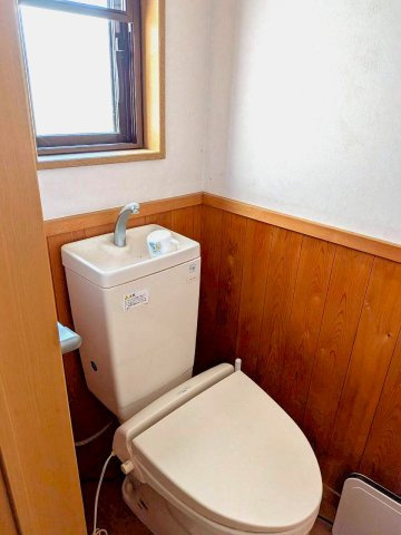 茨城県水戸市赤塚2丁目　中古戸建のトイレ|２階トイレ　日が入るので明るい