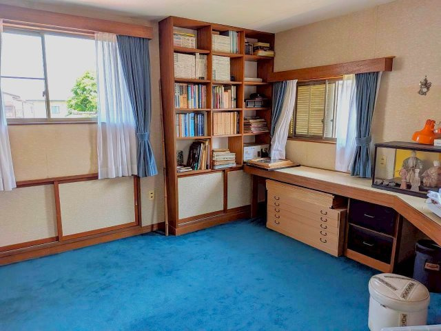 茨城県水戸市赤塚2丁目　中古戸建の洋室|２階洋室7帖　日当たりの良くインテリアや作業に使えるカウンター付き