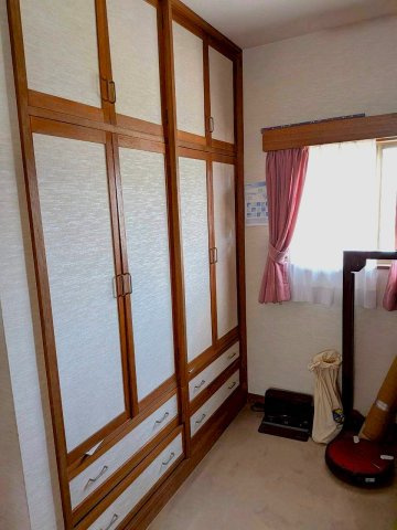 茨城県水戸市赤塚2丁目　中古戸建の洋室|２階洋室11帖　収納が多くて使いやすい