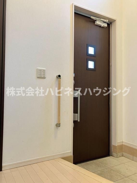 手賀の杜戸建の玄関|明るい玄関です
