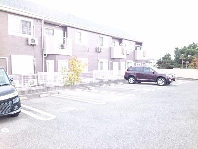 メゾンⅡの駐車場