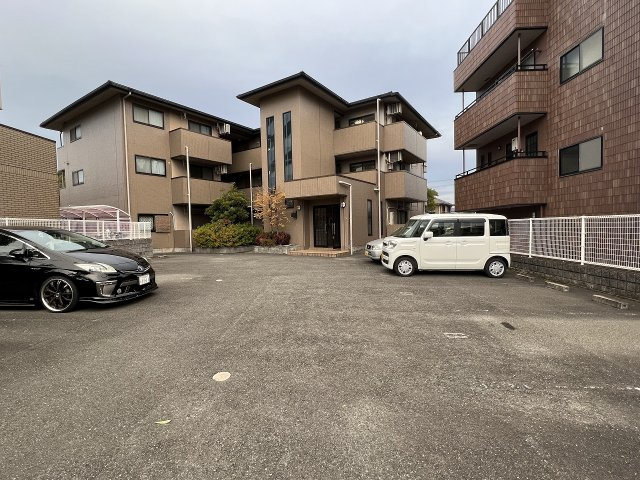 シャルム岡本の駐車場