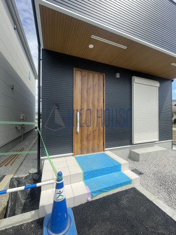 山田戸建貸家 B棟のエントランス