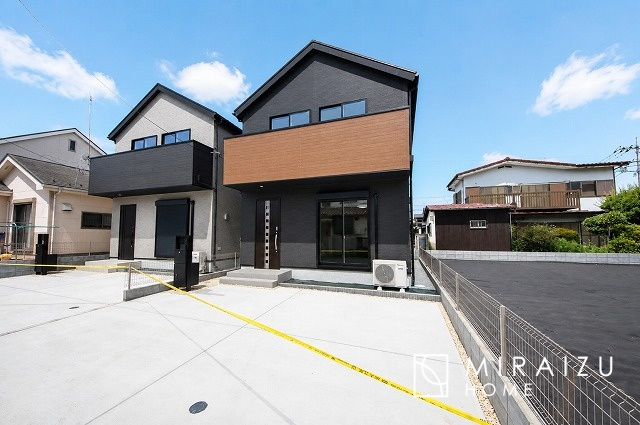 【外観】 | 青く澄み渡った綺麗な空と、陽の光をたっぷりと受ける、そんな新築住宅で新生活をスタートしてみませんか？見学・ご相談等、ミライズホーム(株)までお気軽にご連絡下さい。