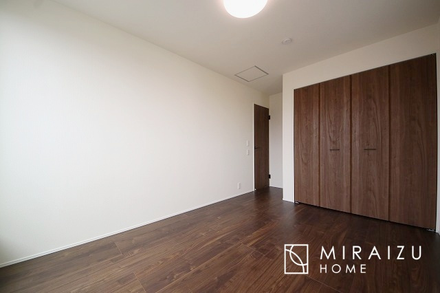 【子供部屋】 | 床のフローリングもオシャレな洋室が嬉しいです。独立性のある住宅ですので、各居室それぞれ、テイストの違うお部屋インテリア造りをしても面白いかもしれませんね！