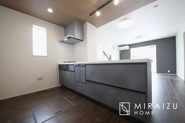 【キッチン】 | 洗練されたキッチンでは毎日の家事を少しでも楽に快適に工夫したいですね、大きいシンクではお皿洗いもストレスフリー、3口コンロでは要領よくお料理も可能です。レンジフードもお掃除がしやすい設計が嬉しい。
