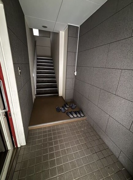 北浜　店舗ビルのエントランス