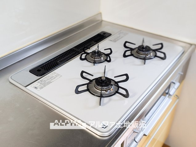 昭島市大神町４丁目の中古一戸建のキッチン|【gas stove】◆ガスコンロ◆使い勝手に配慮されたガスコンロを備えたキッチン。火力調整がしやすく、毎日の調理がスムーズに進み、家事の時間を心地よく支えてくれます