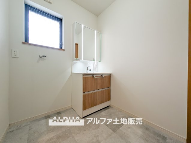 昭島市大神町４丁目の中古一戸建のランドリースペース|【Laundry space】
◆ランドリースペース◆広々した空間で雨の日でも十分に洗濯物を乾かすことが出来ます。バスルームには浴室換気乾燥機も付いているので重宝しますね。