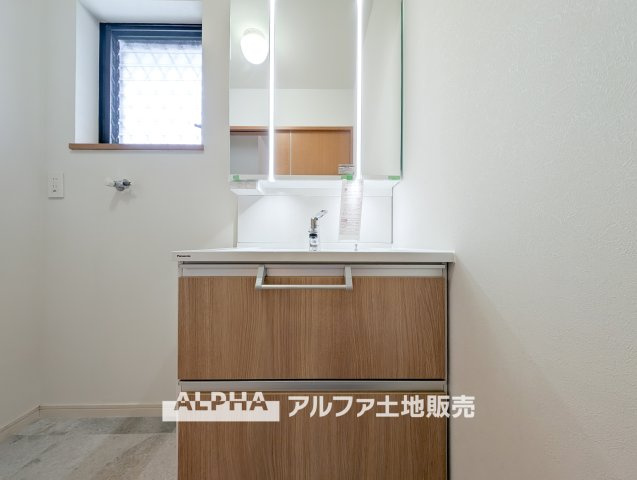 昭島市大神町４丁目の中古一戸建の独立洗面台|【Vanit】◆洗面台◆身支度がしやすい洗面台は、収納力にも配慮した設計。朝の準備から帰宅後まで、家族みんなが使いやすい空間です。