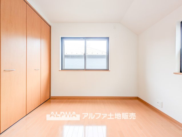 昭島市大神町４丁目の中古一戸建の洋室|【comfort room】
◆落ち着きのある室内◆寝室としても子ども部屋としても使いやすく、暮らしの変化にも対応できる空間。日々の時間を穏やかに過ごせます。