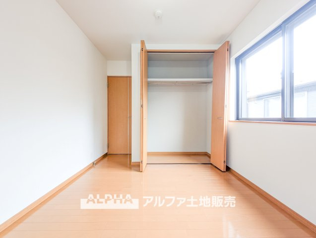 昭島市大神町４丁目の中古一戸建の収納|【bright room】
◆明るさを感じる洋室◆やわらかな光が室内に広がり、日中も快適に過ごせる一室。プライベート空間として落ち着いた時間を過ごせます。