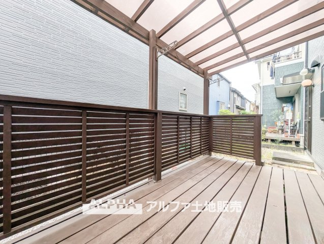 昭島市大神町４丁目の中古一戸建の庭|【Wood deck】
◆外とつながる空間◆リビングからそのまま出られるウッドデッキは、陽だまりの中でコーヒーを楽しんだり、家族との時間をゆったり過ごせる場所。暮らしに心地よい開放感をもたらします。