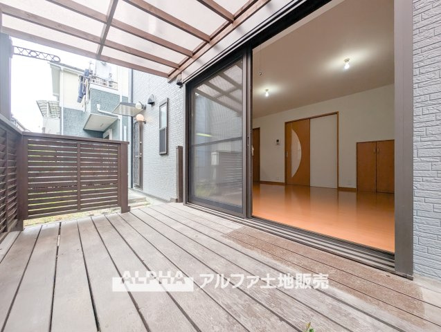 昭島市大神町４丁目の中古一戸建の庭|【Wood deck】
◆ウッドデッキ◆リビングから続くウッドデッキは空間を広げ、休日には友達を呼んで楽しい時間と会話が始まる場所。時を忘れ語らい楽しむ。