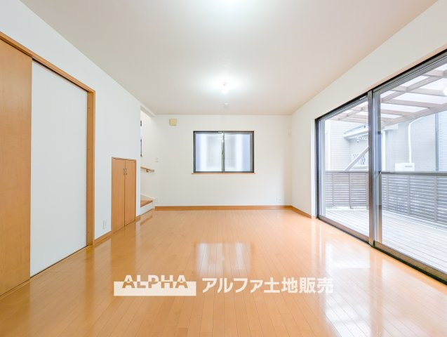 昭島市大神町４丁目の中古一戸建の居間・リビング|【A home found by chance】
◆偶然見つけた物件で◆思わぬ空間を手に入れたい。愛を育み、人と出会い、新たな命に恵まれる。そんな未来を創造してぬくもりのある住空間を君と共有したい。