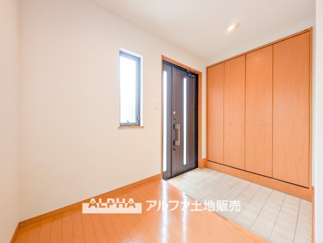昭島市大神町４丁目の中古一戸建の玄関|【Welcome Space】
◆玄関◆帰宅時にほっとできる、穏やかな空気感の玄関。整った空間が日々の切り替えを自然にサポートし、来客時にも好印象を与えます。