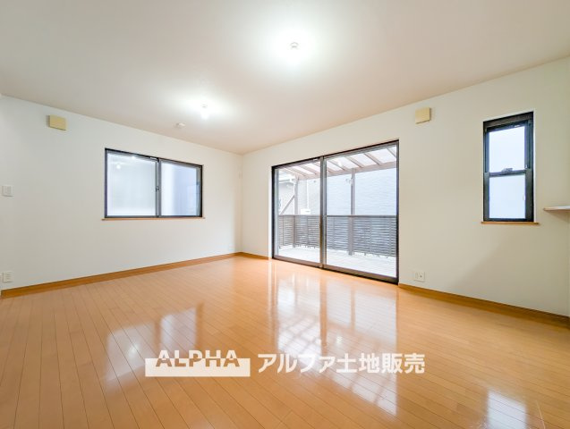 昭島市大神町４丁目の中古一戸建の居間・リビング|【full space】
◆気軽に人を招ける◆ゆったりとした住空間に手のぬくもりを感じれるような温かい住まい。そんな環境で暮らしていくうちに僕たちも変わって行く。
