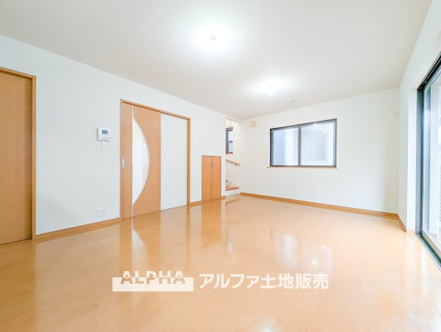 昭島市大神町４丁目の中古一戸建の居間・リビング|【restful 】
◆日々の暮らしの中で◆少し照明を意識すると住空間がよくなり安らげる住まいへと変わって行く。ダウンライトの明かりと、広い空間で家族の暮らしが向上する。