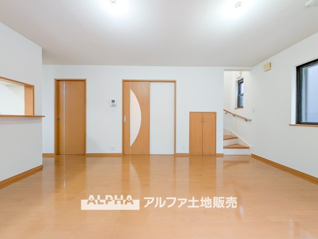 昭島市大神町４丁目の中古一戸建の居間・リビング|【Cherish the time】
◆君との時間は◆リビングで、食卓で、寝室で、どこにいても楽しめる。居心地の良い空間の中で質のいい安らぎを求めたい。