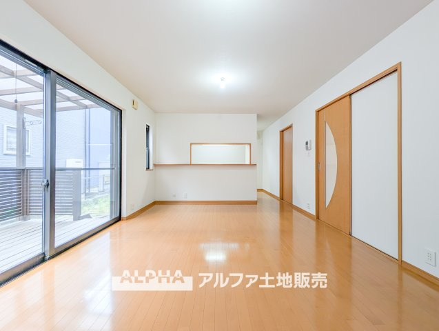 昭島市大神町４丁目の中古一戸建の居間・リビング|【light a living】
◆明るいリビング◆にペイントして君との時間を有意義に過ごしたい。ここでの暮らしは僕たちにとって宝物になる。