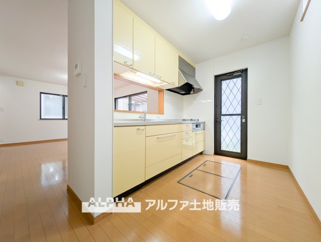 昭島市大神町４丁目の中古一戸建のキッチン|【Daily Comfort】
◆毎日を整える空間◆使いやすさに配慮されたキッチンは、料理をする時間まで楽しく感じられる場所。暮らしのリズムに自然と馴染み、心地よい日常を演出します。