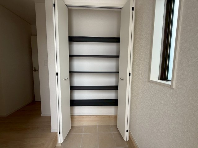 クレイドルガーデン糸満市座波 第３・１号棟の収納|可動式棚で靴の量や高さに合わせて自由に調整可能◎使い勝手も良く、見た目もスッキリ◎
