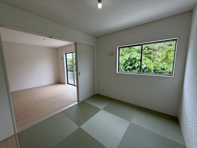 クレイドルガーデン糸満市座波 第３・１号棟の和室|リビングから目が届くので安心！遊び場やお昼寝スペースとしても活躍する畳の部屋5.2帖
