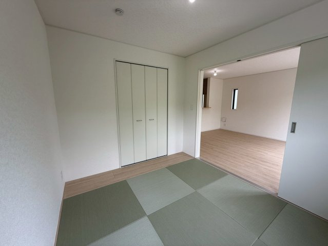クレイドルガーデン糸満市座波 第３・１号棟の和室|生活に和の趣をもたらす畳の部屋5.2帖・押し入れ収納付き